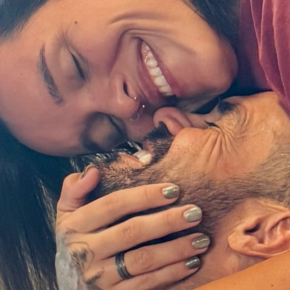 Cliente de Mayara mostrando as unhas feitas no dia em que foi pedida em casamento