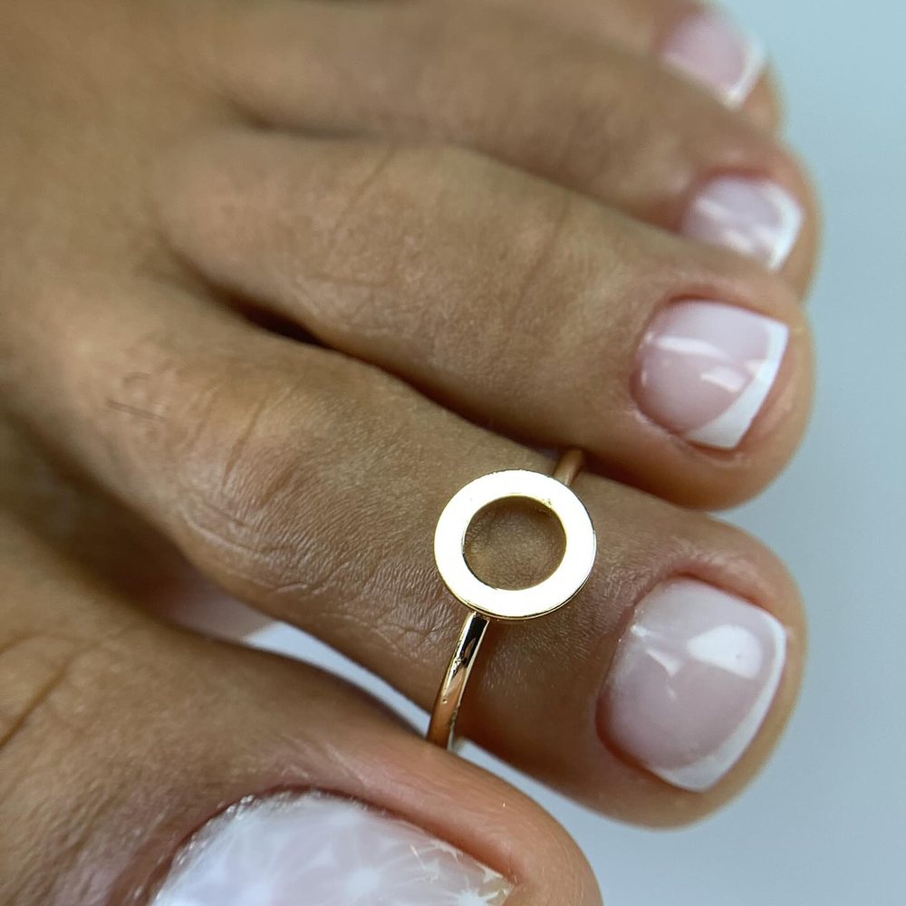 Pés após o podal russo, com esmaltação em gel rosé