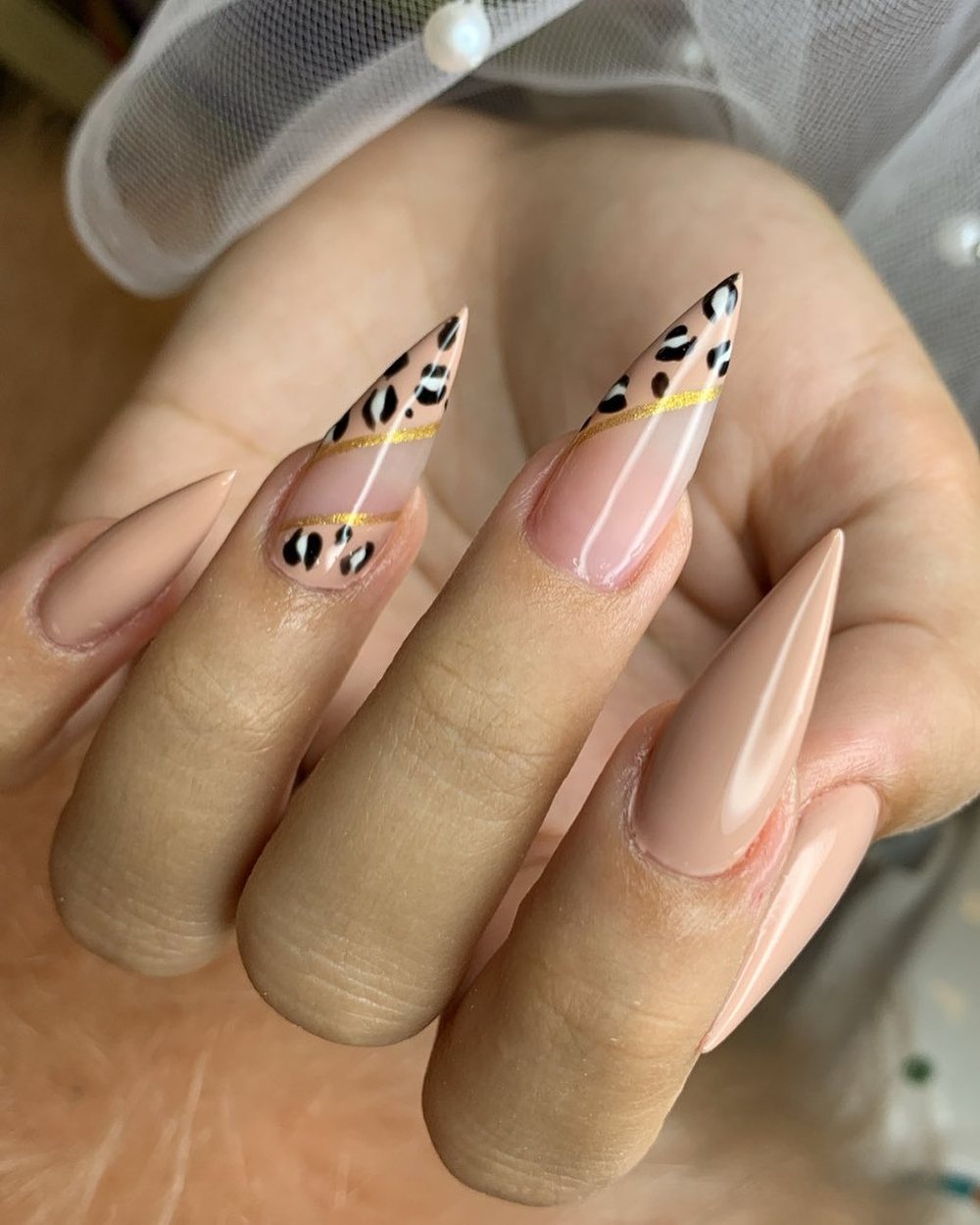 Alongamento de unhas nude com detalhe em animal print