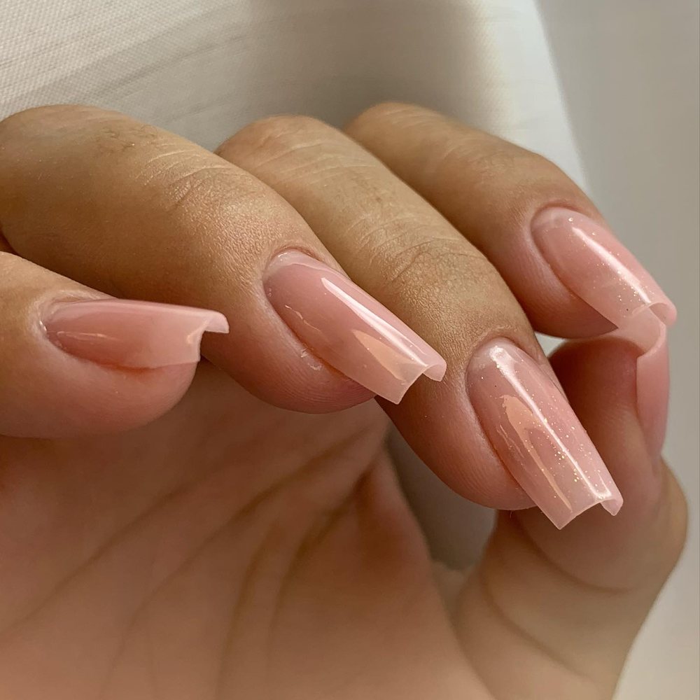 Unhas curtas com esmaltação nude em gel, acabamento natural
