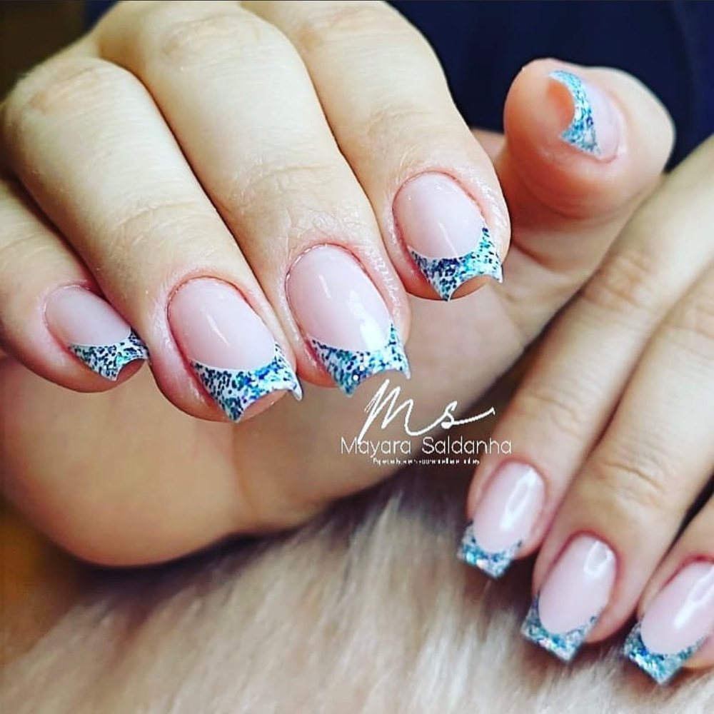 Unhas com ponta francesa em glitter azul