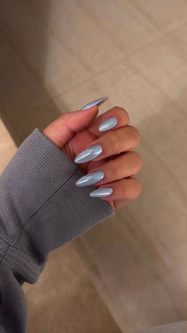 Unhas longas com efeito cromo prateado