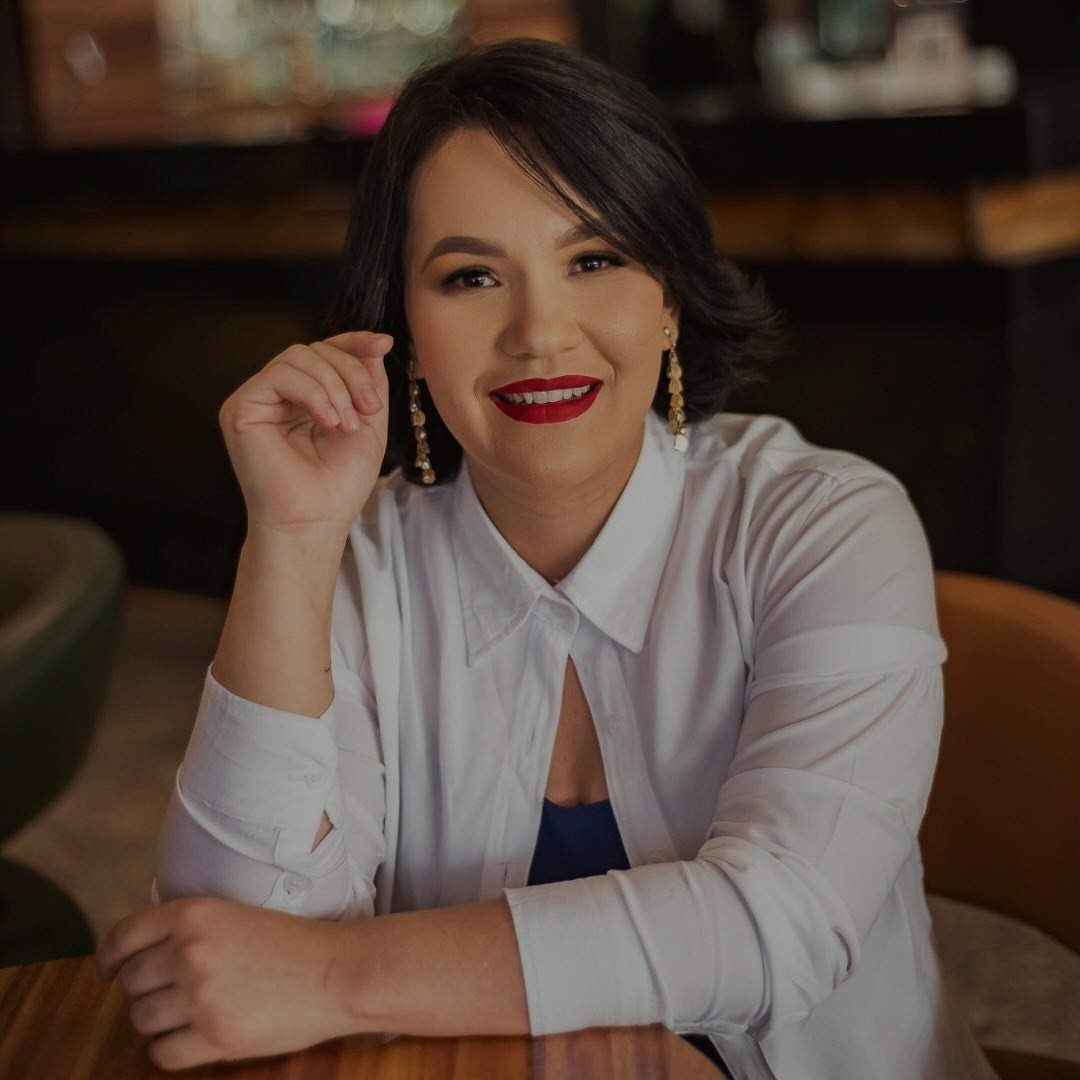 Mayara Saldanha, nail designer e designer de sobrancelhas em Goiânia, sorrindo em retrato de estúdio