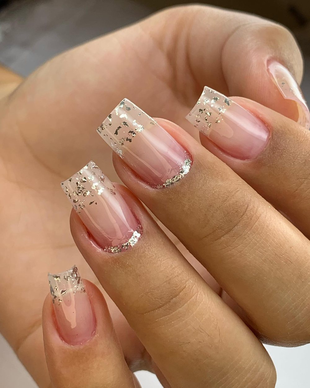 Alongamento de unhas em gel com francesa e detalhes dourados, feito por Mayara Saldanha