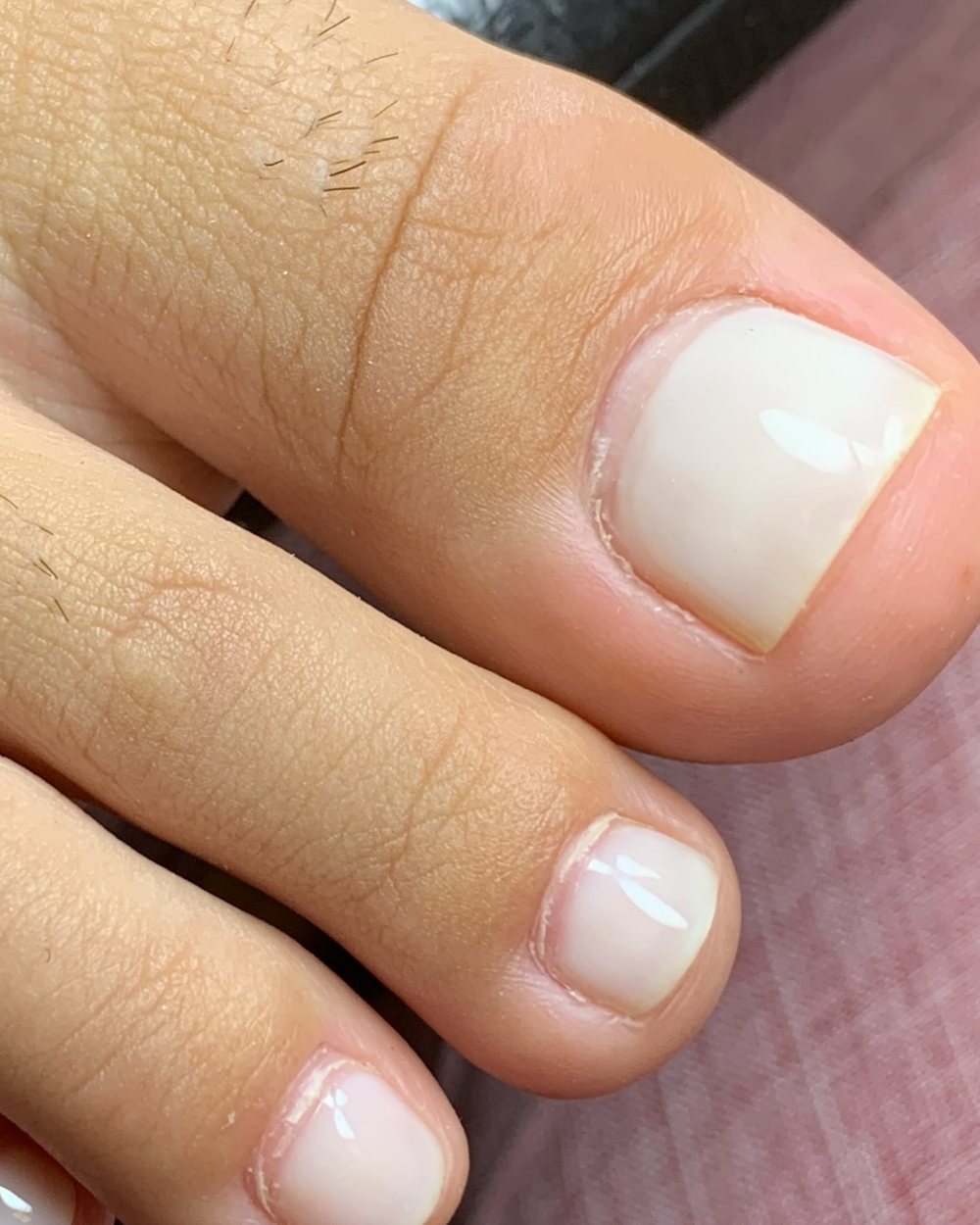 Pés após o podal russo, com unhas esmaltadas em gel e cutículas limpas