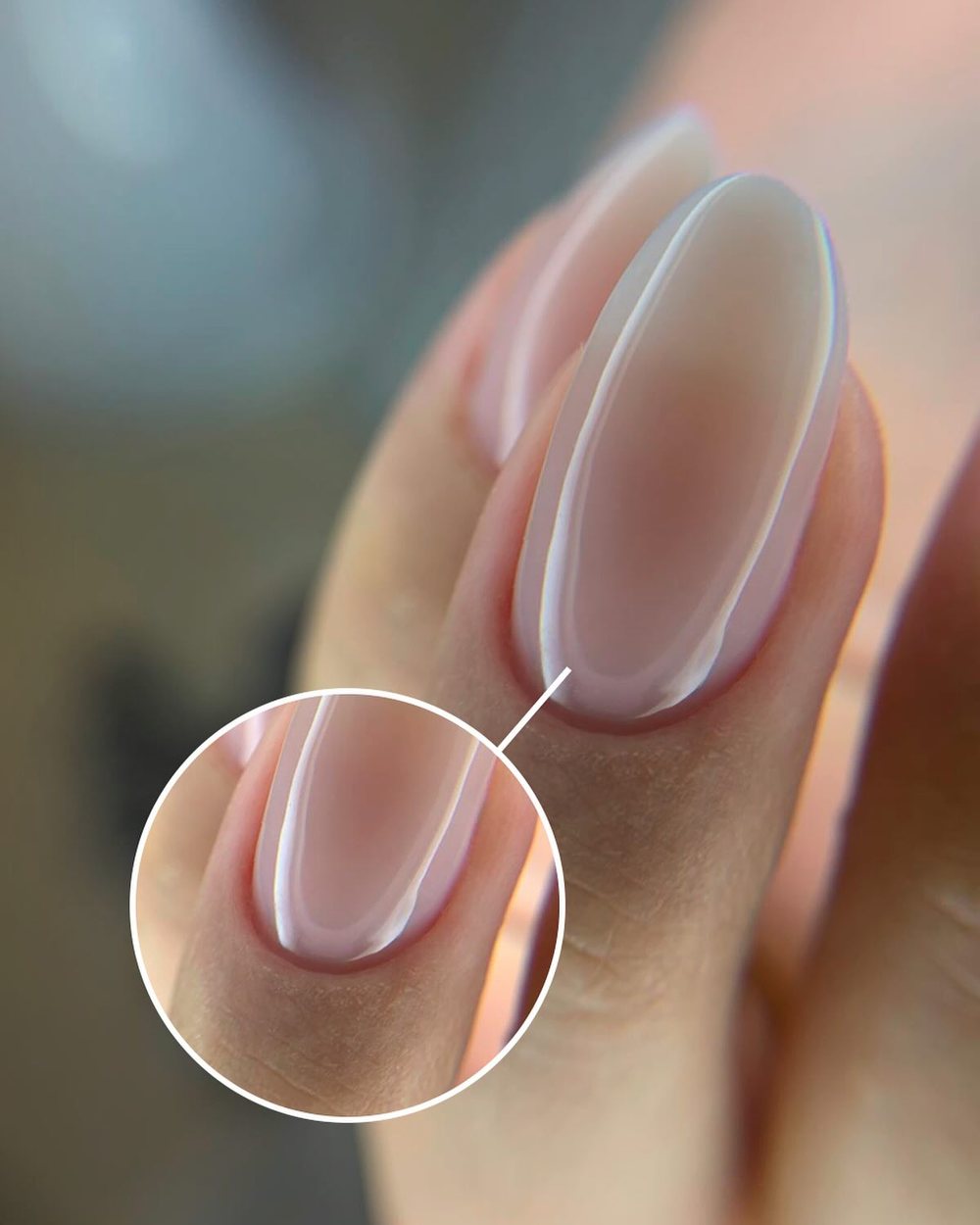 Unhas naturais com manicure russa e esmaltação em gel nude, acabamento rente à cutícula